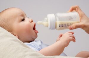 Read more about the article When and How To Stop Feeding Babies Formula? The Ultimate Guide